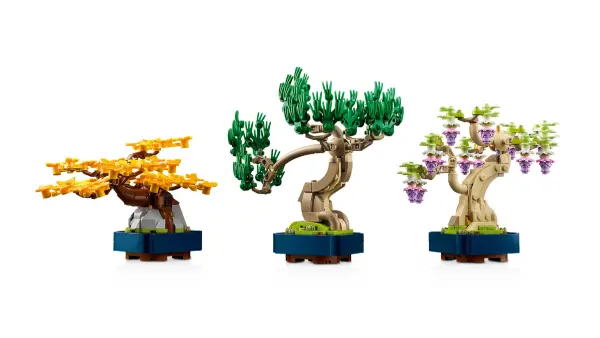 Drei kleine Bonsais in einem LEGO Set